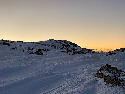 Bilde #5: Utsikt fra Klovfjellet mot Hunden [943 m.o.h.]. Da vi var kommet hit, til kløfta mellom Klovfjellet og Hunden, tok vi til venstre, og fulgte ryggen på bildet utover mot Hunden [943 m.o.h.].