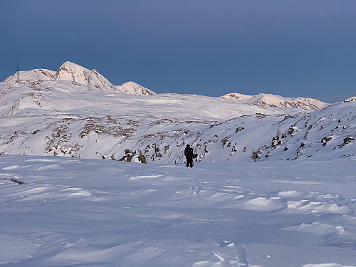 Bilde #6: Omtrent her svingte vi av til venstre mot Hunden [943 m.o.h.]. Seljebottstinden [1536], Ormula [1418], Litlehornet [1420] og Myklebusthornet [1400 m.o.h.] sees til venstre i bakgrunnen.