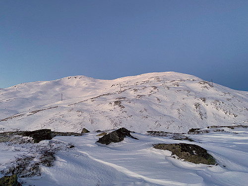 Bilde #7: Utsikt mot Vasstinden [1370 m.o.h.] og Berdalsnibba [1344 m.o.h.].
