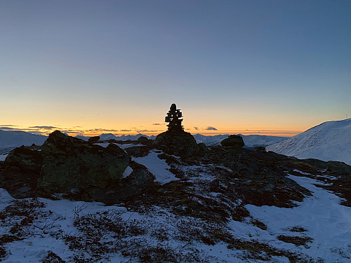 Bilde #9: Varden på toppen av Hunden [943 m.o.h.], som egentlig bare er en knaus på Vasstinden [1370 m.o.h.].
