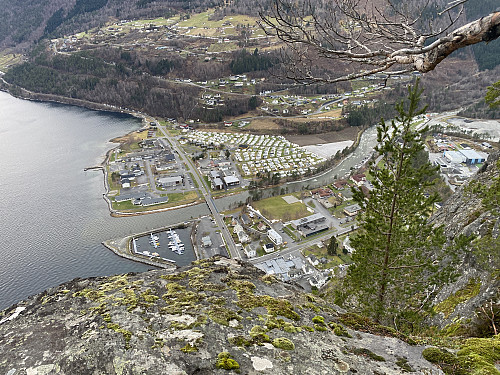Bilde #7: Utsikt fra helt utpå kanten av utsiktspunktet Kamben [ca. 325 m.o.h.], litt nedenfor den knausen som kalles Klosterfjellet [382 m.o.h.].