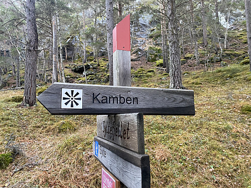 Bilde #8: Skilt som viser veien ned til Kamben [325 m.o.h.], utsiktspunktet som forrige bilde er tatt fra.