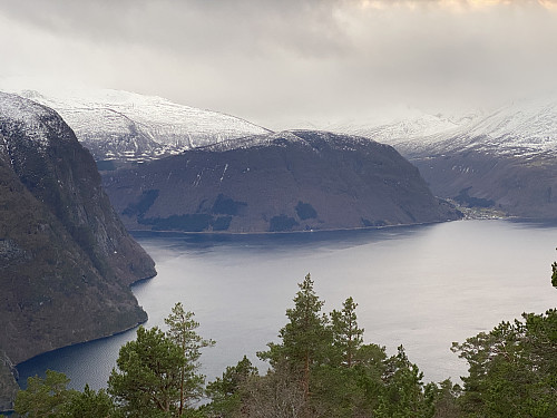 Bilde #11: Utsikt mot Storåsnakken [721 m.o.h.] på andre sida av fjorden. Bygda til høyre i bildet er Eidsdal, mens Norddal ligger gjemt inne i bukta til venstre. Fjellet i venstre billedkant er Kyrkjefjellet [1271 m.o.h.] på sørsida av fjorden. Passasjen mellom Norddalsfjorden og Tafjorden sees i nedre venstre hjørne av bildet.