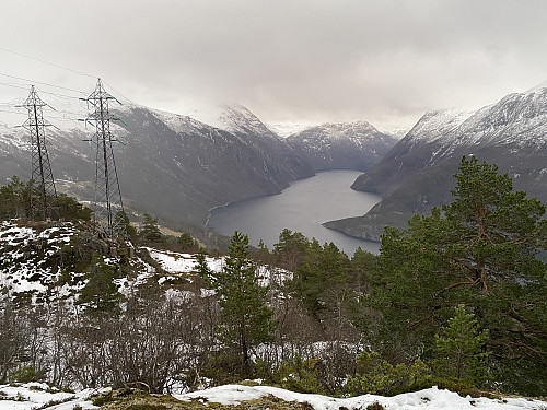 Bilde #12: Utsikt fra Syltefjellet videre innover fjorden. Fjorden som sees på bildet er Tafjorden, mens bygda som har samme navn, ligger bak den innerste svingen på fjorden, og derfor ikke sees på bildet. Her er vi på vei mellom det som her i Peakbook heter Syltefjellet [602 m.o.h.], og det som heter Ytterlinakken [610 m.o.h.].
