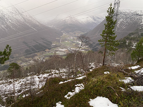 Bilde #13: Utsikt fra ryggen mellom Ytterlinakken og Bjorstadnakken/Mefjellet, mot bygdene Døving og Bjorstad i Valldalen.