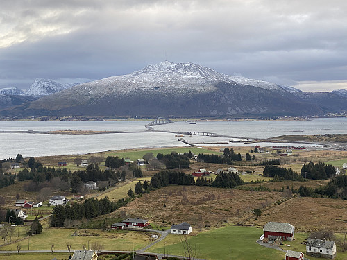 Bilde #2: Utsikt mot Gamlemsveten og fastlandet. Bruene er Hamnaskjersundbrua (nærmest), Laukebrua (knapt synlig); og Lepsøybrua (størst og lengst vekk).