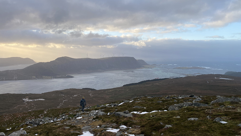 Bilde #3: Panoramabilde med noe av den samme utsikten som på forrige bilde. Her sees Dag i raskt tempo opp siste bakken mot Skulen [492 m.o.h.]