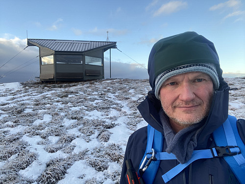 Bilde #4: Ved hytta på toppen av fjellet. Inni her kan man søke ly hvis været er dårlig, men denne dagen var det ikke behov for det.