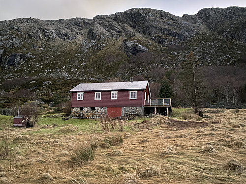 Bilde #11: Et av husa i Støvågen. Fjellknausen i bakgrunnen er Størøra [270 m.o.h.]; en del av norvestryggen på Skulen, som også avgrenser Bergedalen mot nord (se kartet over turen).