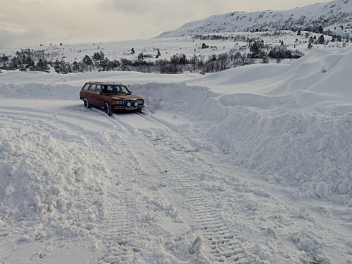 Bilde #1: Jeg måtte ut og måke snø, for å få rygget bilen inn på parkeringsplassen.