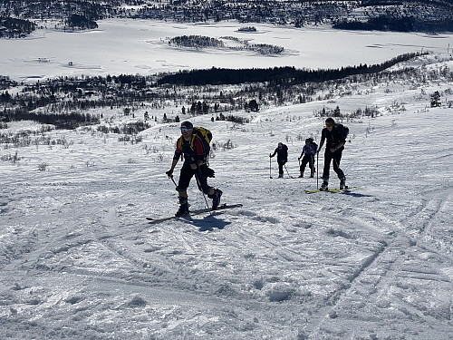 Bilde #2: Her har vi begynt på selve oppstigningen. Nysetervatnet sees i bakgrunnen. Orreneset ligger såvidt utenfor venstre billedkant.