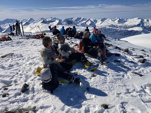 Bilde #3: Lunchpause på toppen av Auskjeret. Det var mange som hadde funnet veien opp på Auskjeret denne dagen.