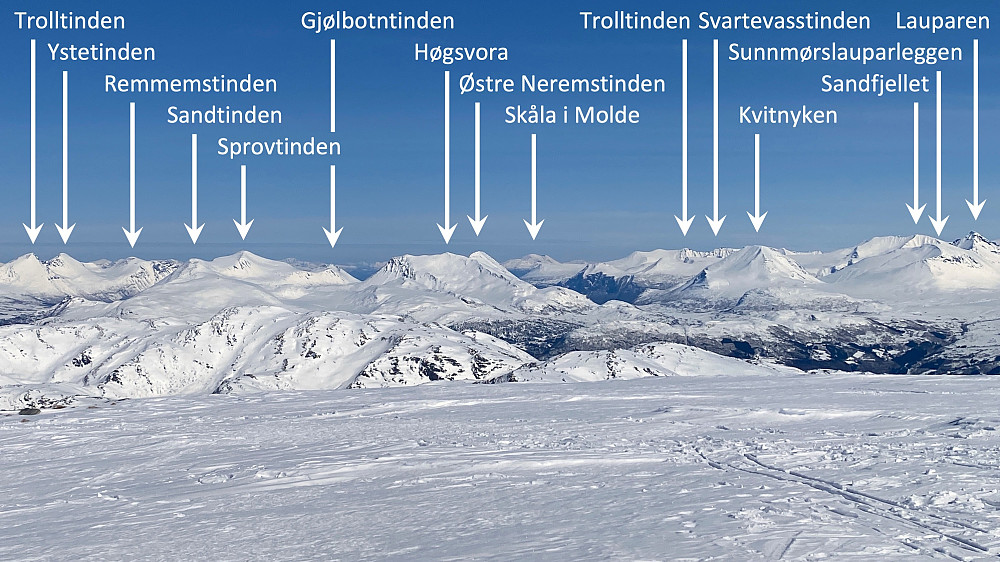 Bilde #5: Utsikt mot nordøst, fra toppen av Auskjeret. Legg merke til at herfra kan man se to ulike Trolltinder, én i Vestnes Kommune, og én på grensa mellom Vestnes og Rauma.