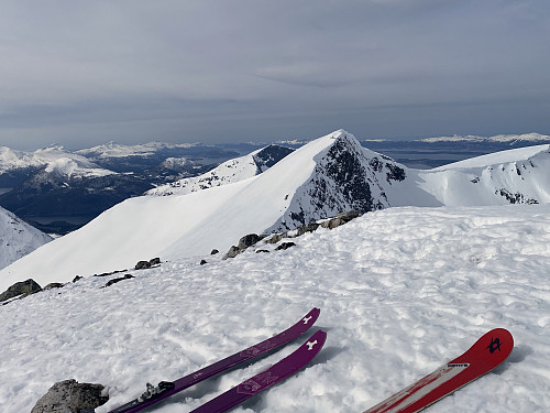 Bilde #4: På toppen av Smørbottinden, med Kvasstinden [1188 m.o.h.] i bakgrunnen.