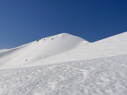 Bilde #6: Utsikt fra sørsida av Berdalsnibba [1344 m.o.h.] mot Vasstinden [1370 m.o.h.]. Det er fullt mulig å bestige Berdalsnibba og Vasstinden på én og samme tur, men med den skredfaren som har vært nå i det siste, bør man i så fall renne ned igjen langs ryggen til venstre, og ikke rett ned brattsida som vender mot oss på dette bildet.