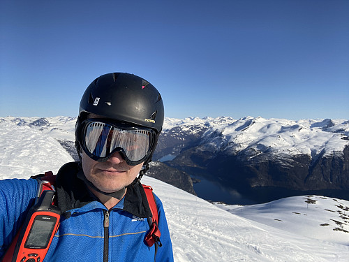 Bilde #9: Utsikt innover fjorden og fjella, og her har jeg fått på meg utstyret for å renne ned igjen.