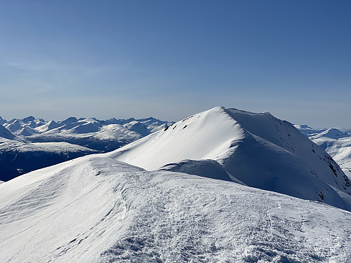 Bilde #10: Utsikt mot Vasstinden [1370 m.o.h.]. På bildet kan sees noen skavler som gjør det risky å følge ryggen mellom de to toppene når forholdene er slik som nå.