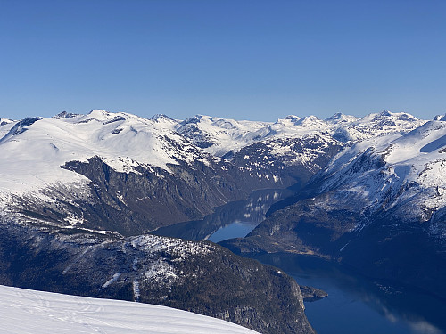 Bilde #11: Utsikt i retning Tafjorden og Tafjordfjella. Blant fjellene som kan sees i bakgrunnen er blant annet Pyttegga og Høgstolen, som jeg besøkte sist sommer, jfr. neste bilde.