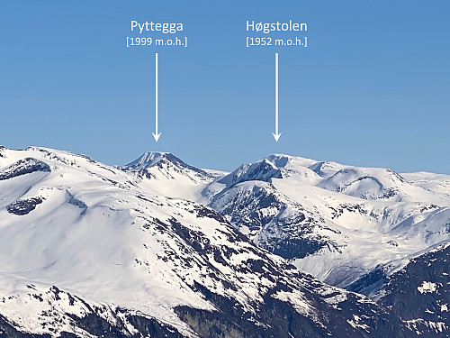 Bilde #12: Her har jeg zoomet inn på Pyttegga [1999 m.o.h.] og Høgstolen [1952 m.o.h.], jfr. forrige bilde. Pyttegga er det høyeste fjellet i Møre og Romsdal Fylke.