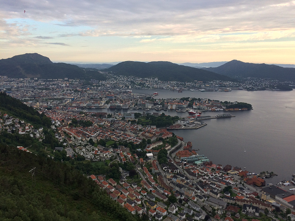 Bilde #1: Utsikt over Bergen og Sandviken fra utsiktspunktet Sandvikspilen. (Bildet er fra da jeg tok samme turen 25.07.2017. Det ser ikke ut til at jeg har liggende noen bilder fra turen 01.08.2017; fra denne turen har jeg kun GPS-trackingen liggende).