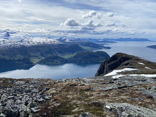 Bilde #4: Utsikt fra toppen av Kvitfjellet. I det fjerne sees Trolltind, Ystetind, Remmemstind og Blåskjæringen. Mer i forgrunnen sees Vågstranda og Romsdalsfjorden.
