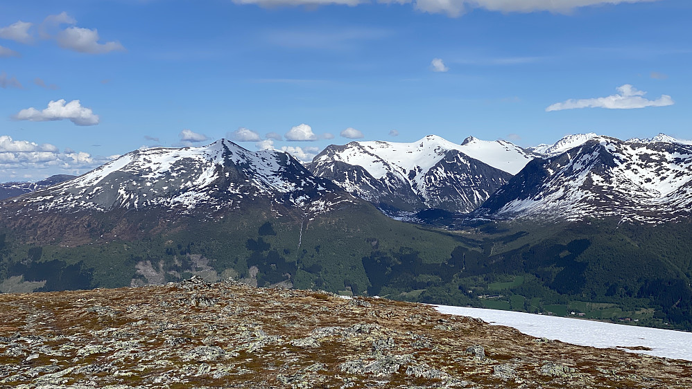 Bilde #5: Utsikt fra toppen av Kvitfjellet/Oksen mot Tarløysa (til venstre) og Skarven i Skorgedalen (til høyre). Mellom dem sees Kvasstinden [1188 m.o.h.] og Smørbottstinden [1189 m.o.h.].
