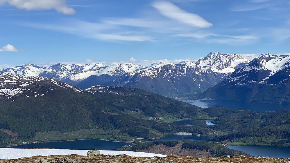 Bilde #6: Utsikt fra Oksen/Kvitfjellet mot Rødvenfjorden, Hamrevågen, Oravatnet og Gjerdsetvatnet. I bakgrunnen sees Romsdalsfjorden. Langt bak skimtes Gjuratinden til venstre i bildet, og Store og Lille Venjetind til høyre. Romsdalseggen sees omtrent midt i bildet.