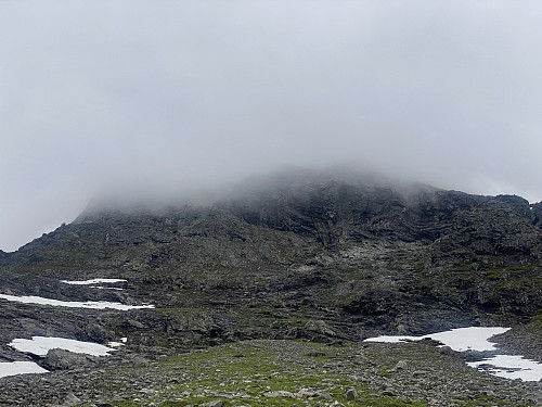 Bilde #1: Det var lavt skydekke denne dagen, så det var ikke mulig å se toppen på Romsdalshornet fra parkeringsplassen nede i Venjedalen.
