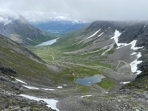 Bilde #3: Utsikt over Venjedalen under det lave skydekket.