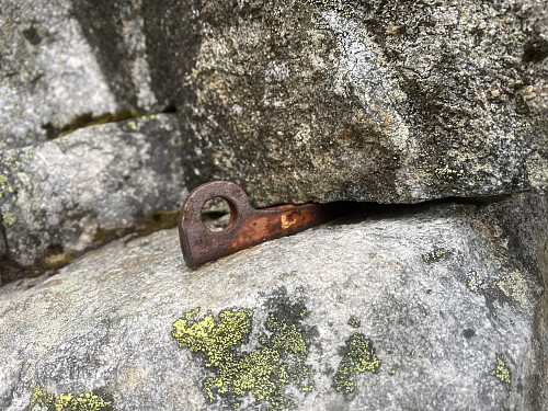 Bilde #14: Her finner man noen bolter kilt inn i fjellet. Om man skal tørre å stole på gamle, rustne bolter som andre har kilt inn, er en diskusjon for seg...