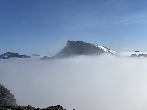 Bilde #19: Breitinden [1797 m.o.h.] på andre sida av Romsdalen. Til venstre sees Skarfjellet [1723 m.o.h.].