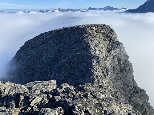 Bilde #22: Skydekket var stadig litt skiftende, og plutselig kom Litjehornet [1538 m.o.h.] til syne. Hornaksla [1511 m.o.h.] kan såvidt skimtes nede i tåkehavet bak.