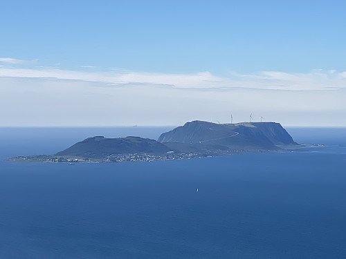 Bilde #3: Utsikt mot Haramsøya. Et trist syn med alle de vindmøllene der ute.