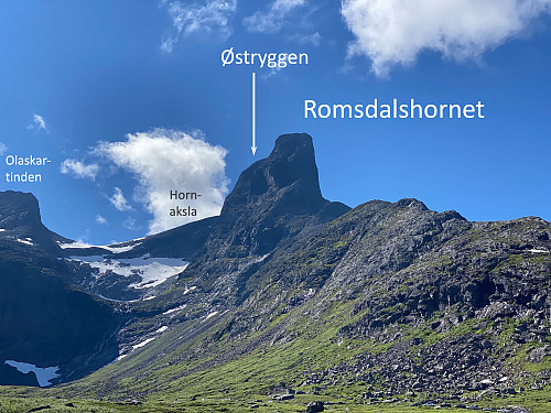Bilde #1: Romsdalshornet sett fra Venjedalen like før turstart. Legg merke til østryggen, som man klyver opp på for å komme seg inn i Halls renne.