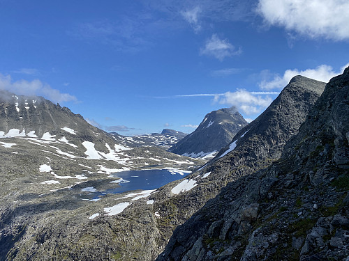 Bilde #3: Utsikt mot Olaskarsvatnet og Kalskråtinden, fra oppstigningen mot østryggen av Romsdalshornet.