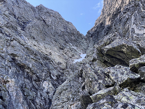 Bilde #6: Halls renne sett fra østryggen av Romsdalshornet. Det ligger fortsatt igjen en snøflekk høyt oppe i renna.
