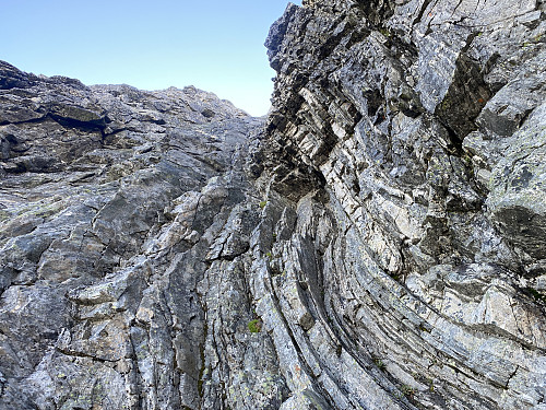 Bilde #7: Her møter vi en vegg helt øverst i Halls renne, bare 3 - 4 meter under bunnen av skaret mellom Romsdalshornet og Lillehornet.