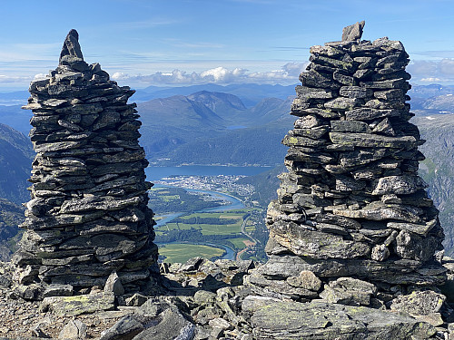 Bilde #11: Utsikt mot Åndalsnes mellom de to store vardene på toppen.