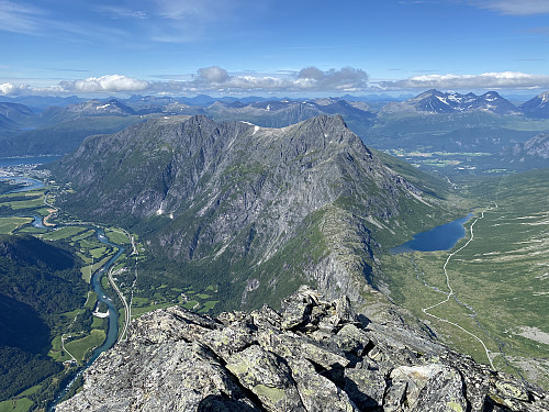 Bilde #12: Utsikt mot Romsdalseggen fra topplatået på Romsdalshornet.