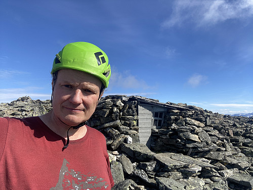 Bilde #13: Foran den lille hytta på toppen av Romsdalshornet...