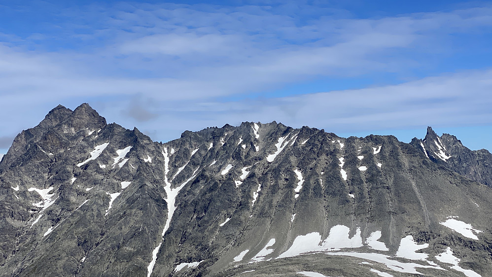Bilde #15: Venjetindtraversen i strålende prakt, sett fra toppen på Romsdalshornet.
