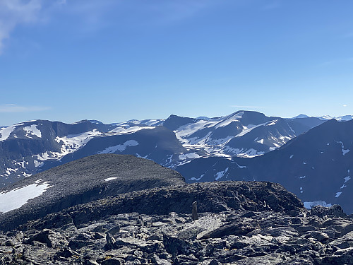 Bilde #18: Utsikt i samme retning som forrige bilde, men med fokus på fjellene i bakgrunnen. Bak Skarfjellet kan man langt, langt i det fjerne se Pyttegga [1999 m.o.h.], det høyeste fjellet i Møre og Romsdal (se neste bilde).