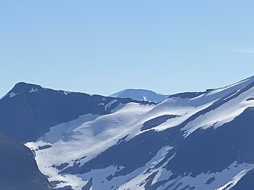 Bilde #19: Zoom mot Pyttegga [1999 m.o.h.], som sees i midten av bildet, med den karakteristiske pukkelformede knausen på nordvest-ryggen. Fjellet i forgrunnen er Skarfjellet [1723 m.o.h.] med toppen Skarfjellet Sørøst [1707 m.o.h.] helt til venstre.