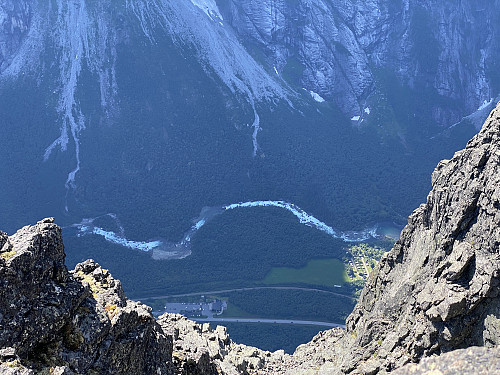 Bilde #20: Tilbake i skaret mellom Romsdalshornet og Litjhornet, med utsikt rett ned i Raumadalen.