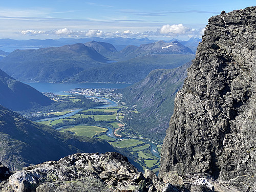 Bilde #22: Utsikt fra Litjhornet mot Raumadalen og Åndalsnes, med Romsdalshornet til høyre i bildet.