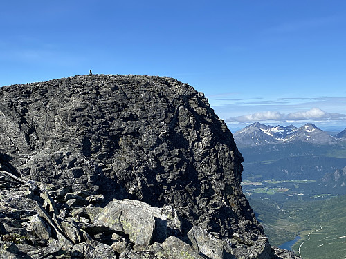 Bilde #23: Utsikt fra Litjhornet i retning Venjedalen, med Romsdalshornet i forgrunnen, og med Hesteskotraversen i bakgrunnen.