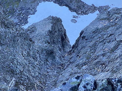 Bilde #24: Utsikt nedover Halls renne, med østryggen av Romsdalshornet som en knaus til venstre for renna, dvs. på nordsida av renna.