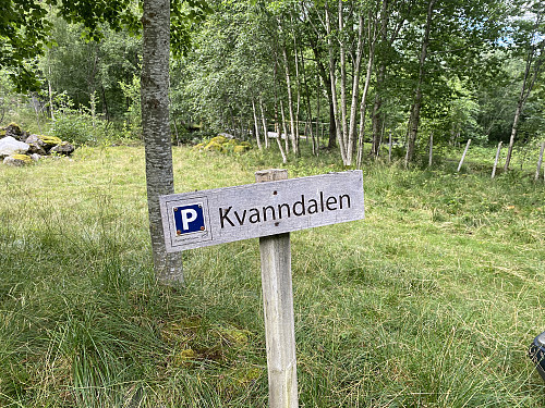 Bilde #2: Skiltet ved parkeringsplassen.