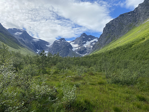 Bilde #3: Kvanndalen. Kvanndalstinden er fjellet like til høyre for midten av bildet. Like til venstre for midten er en ikke navngitt topp, her på Peakbook kaldt «Kvanndalstinden øst for». Lengre til venstre sees Kvanndalshøin [1607 m.o.h.]. Til høyre i bildet sees østveggen på Hurrungen.