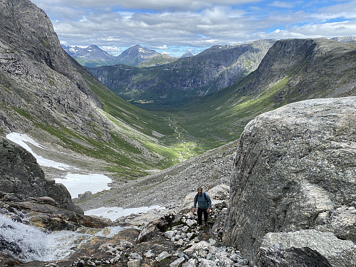 Bilde #5: På vei opp dalen mellom Kvanndalstinden og «Kvanndalstinden øst for». Like ovenfor her, tok vi oss bort på nordryggen av Kvanndalstinden., jfr. bilde #4.